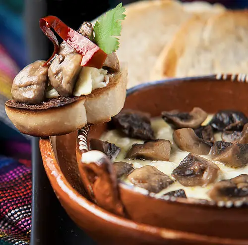 Queso Fundido con Champiñones en una cazuela de barro